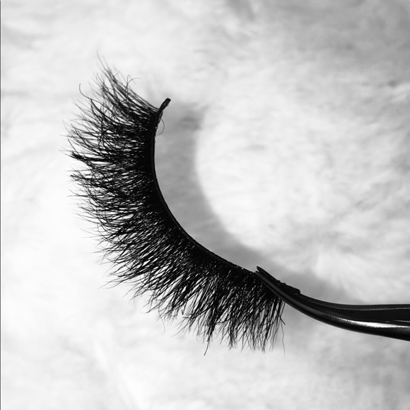 “Hailey” ✨Fluffy, Full and Pretty 💋 Lashes - Picture 2 of 2